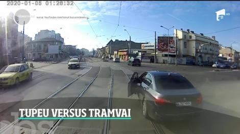 Un bucureştean a învăţat pe propria piele că nu e bine să te pui cu un tramvai