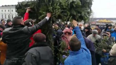 O femeie din Iaşi a fost călcată în picioare după slujba de Bobotează: "Bă, nu vă uitaţi că e femeia asta? Doamne!"