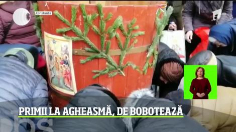 Sute de români s-au înghesuit cu o zi înainte la biserici, ca să ia aghiasmă