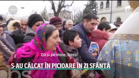 Sute de credincioși s-au călcat în picioare în ziua de Bobotează pentru o sticlă de agheasmă