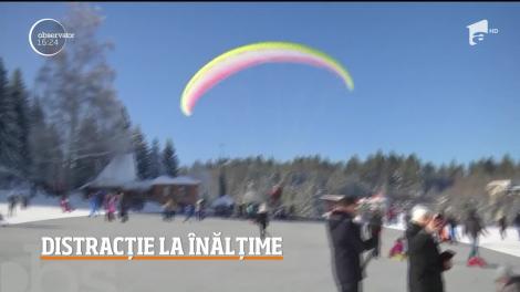 Distracție la înălțime în Poiana Brașov! Turiştii dornici de senzaţii tari zboară cu parapantele