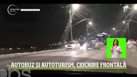 Un autobuz şi un autoturism s-au ciocnit violent, pe un pod din Braşov.