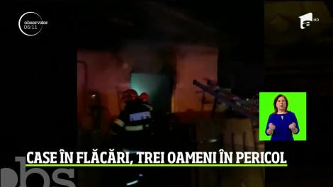 Un incendiu puternic a izbucnit într-un cartier din Târgu-Jiu. O casă a luat foc, iar flăcările s-au extins rapid şi la gospodăria alăturată