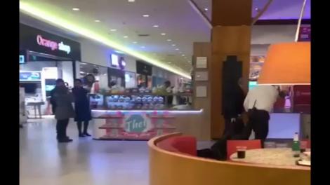 VIDEO | Un bărbat este t&acirc;r&acirc;t de m&acirc;ini pe holurile unui mall din Rom&acirc;nia. Imaginile sunt tulburătoare