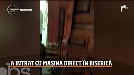 Scene inedite! Convins că este posedat de diavol, un bărbat din Spania a intrat cu mașina într-o biserică - VIDEO