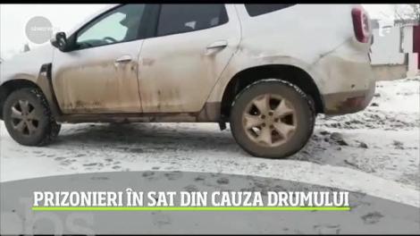Un drum din județul Iași pune în pericol viețile localnicilor. Craterele din șosea fac praf toate maşinile