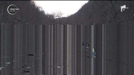 Iarna în inima munţilor, pare despinsă din alte vremuri. Puţinii oameni care au mai rămas în satele străvechi au ştiut să păstreze farmecul de altădată