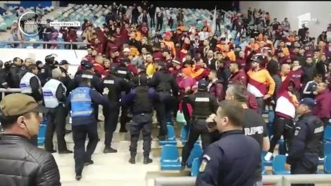 Un meci de handbal feminin s-a terminat cu o încăierare generală. Suporterii au început scandalul