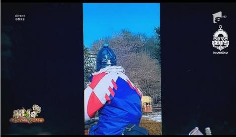 Smiley News - Neatza cu Răzvan și Dani. Biciclistul din Reșița cu un bidon de apă pe cap