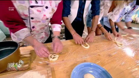 Rubrica de bucătăreală! Răzvan Simion și Dani Oțil învață să facă covrigi: „Cu cât mai lung cu atât mai bine!”