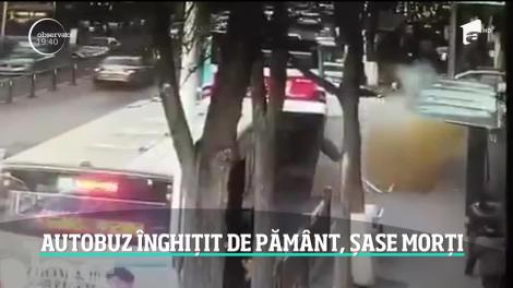 Un autobuz plin cu oameni a căzut din senin într-un crater uriaş