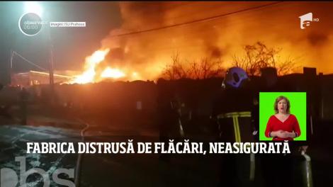 Incendiu de proporţii în oraşul Urlaţi din Prahova. O fabrică de saltele a fost mistuită de flăcări uriaşe, iar totul s-a transformat în scrum