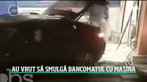 Hoţii de bancomate revin în forţă. Au fost filmaţi când intră cu maşini puternice în marile magazine