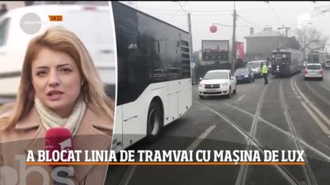 Un şofer a rămas blocat cu maşina pe linia de tramvai în Iaşi şi a dat peste cap întreaga circulaţie!