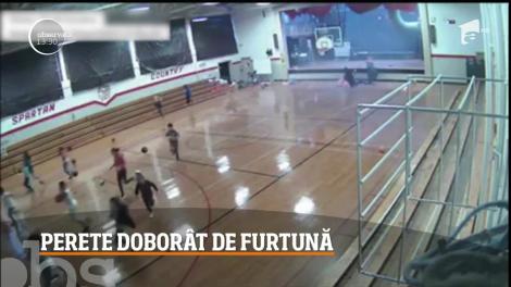 VIDEO/ Imaginile surprinse la o şcoală din America arată momentul in care o furtună dărâmă zidul clădirii de sport unde se aflau peste 20 de copii