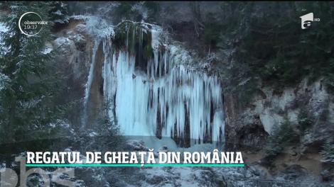 Regatul de gheaţă se află în România! La minus 18 grade, o cascadă din inima Apusenilor oferă turiştilor un spectacol hipnotizant