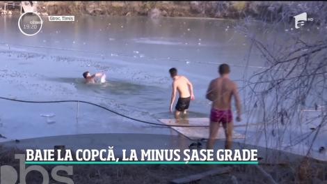 Baie la copcă, la minus șase grade Celsius. Tinerii curajoși, extrem de încântați de experiență: ”Nu pot să descriu în cuvinte. A fost provocarea vieții!”