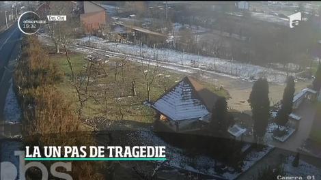 Accident spectaculos surprins de o cameră de supraveghere în oraşul Dej