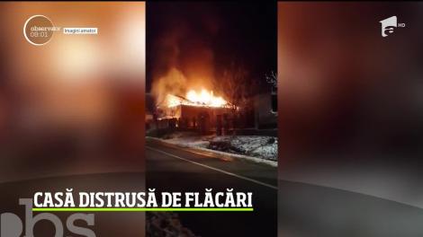 Un incediu puternic a distrus o casă din temelii într-o comună din Cluj