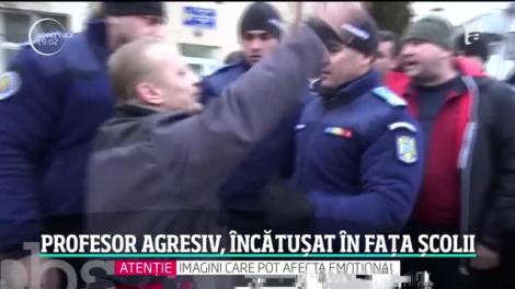 Profesor agresiv, încătușat în fața unei şcoli din Bistriţa-Năsăud