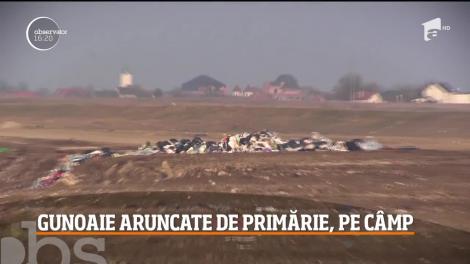 Gunoaie aruncate de primărie, pe câmp, în apropierea localităţii arădene Păuliş
