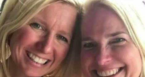 Testul ADN a schimbat viața unor gemene, după 46 de ani. Deși arată la fel, femeile au realizat că nu sunt chiar surori