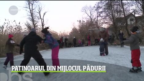 Patinoar natural pe sute de metri pătraţi, construit de pompieri în mijlocul pădurii