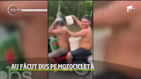 Doi vietnamezi au făcut duș pe o motocicletă aflată în mers! Nu le-a lipsit lada cu bere. Video viral!