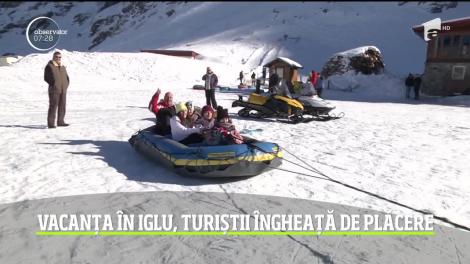 Vacanță în iglu la Bâlea Lac, turiștii îngheață de plăcere