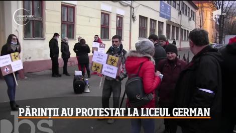 Proteste la Liceul German din Arad, unde 40 de copii au ajuns la spital: ”Autoritățile și-au bătut joc. Sunt prea multe semne de întrebare!”