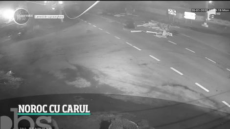 Momentul în care un bărbat și calul său scapă cu viață în urma unui accident violent. Totul a fost surprins de camerele de supraveghere