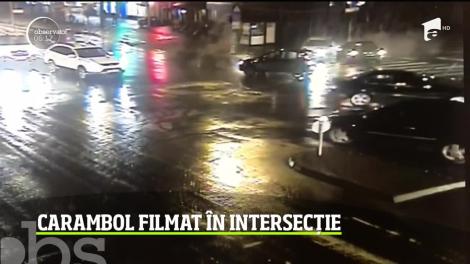 Carambol în mijlocul unei intersecţii din Timişoara. O şoferiţă nu a acordat prioritate atunci când a virat la stânga