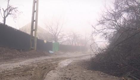 România, 2020. Multe sate sunt încă înţepenite în nămol, iar copiii merg în cizme la şcoală