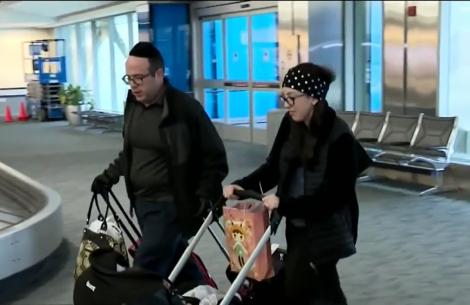 O familie întreagă a fost dată jos din avion din motive de igienă: "Ce, nu ai voie să faci duș?"