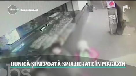 Imagini şocante arată cum o maşină scăpată de sub control intră într-un magazin şi spulberă o bunică şi pe nepoata acesteia. Ambele au supravieţuit miraculos