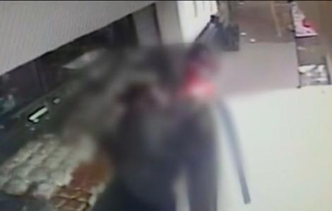 O maşină scăpată de sub control spulberă o bunică şi pe nepoata acesteia, într-un magazin din Timișoara. Totul a fost filmat