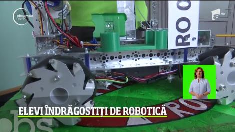 Tot mai mulţi elevi din România, îndrăgostiți de robotică şi programare