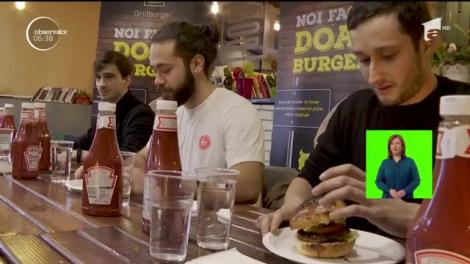 Competiția gurmanzilor: cel mai rapid la mâncat hamburgeri