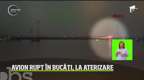 Avion rupt în bucăți, la aterizare. Cel puţin trei oameni și-au pierdut viața