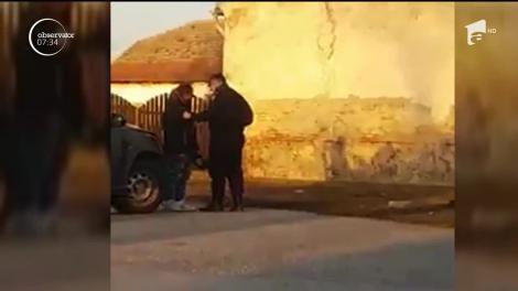 Un poliţist de frontieră a scăpat printre degete un individ băut şi pus pe farse, pe care încerca să-l imobilizeze