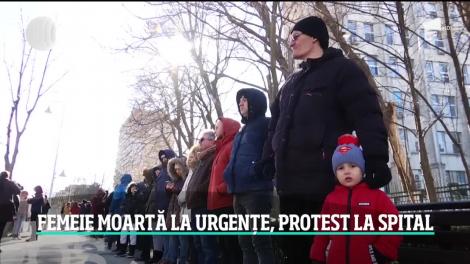 Lanţ uman în faţa Spitalului Judeţean Constanţa. Zeci de oameni au protestat după moartea femeii de 70 de ani care a agonizat jumătate de zi sub ochii medicilor.