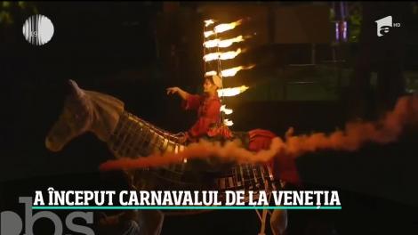 Carnavalul de la Veneţia a început cu un spectacol grandios. Oraşul s-a umplut de personaje mascate şi îmbrăcate în costume de epocă
