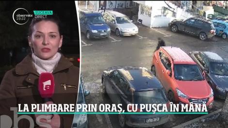 Imagini halucinante pe o stradă din Suceava. Un bărbat s-a plimbat relaxat prin oraş, cu o puşcă în mână