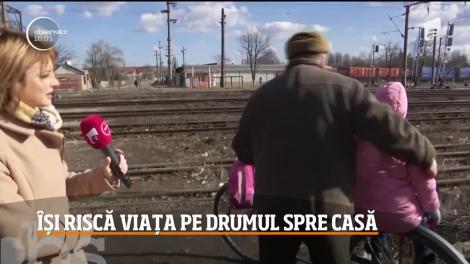 Mii de locuitori ai unui cartier din Pașcani îşi riscă zilnic viaţa trecând peste liniile de cale ferată!