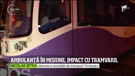 O ambulanţă are transporta la spital o femeie însarcinată, lovită în plin de un tramvai. Impactul a fost atât de puternic că vagoanele au sărit de pe șine