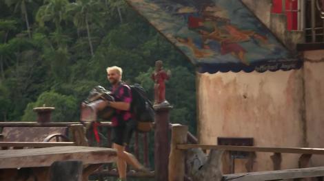 Primul accident de la Asia Express, sezonul 3. Momentul în care Alex Abagiu se împiedică și cade la pământ în fața Ginei Pistol