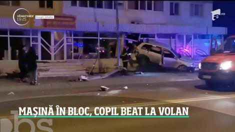 Accident spectaculos în Focşani! Un adolescent băut a intrat cu maşina în vitrina unui magazin