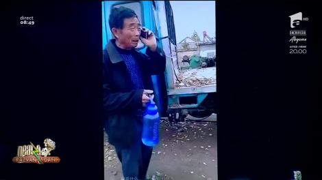 Râzi cu lacrimi! Un asiatic bâlbâit care vorbește la telefon stârnește hohote de râs-VIDEO