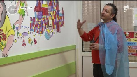 Pe el nu îl știe nimeni! Pictorul care pictează pereţii unui spital pentru copii pentru ca aceștia să fie fericiți