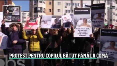 Protest pentru copilul bătut crunt în Constanța. Andrei este de 20 de zile în comă profundă